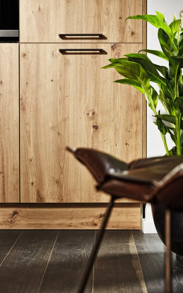 Mueble de cocina a medida con soluciones de almacenaje y detalle vegetal, Per Sé Küchen