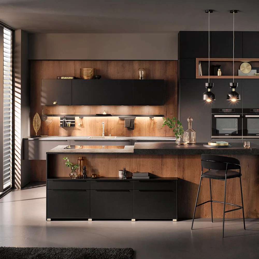 Cocina alemana a medida en blanco con isla central y columnas en madera expuesta en el showroom Per Sé Küchen Elche