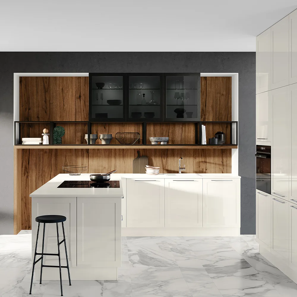 Cocina alemana a medida con isla central en blanco, frentes en madera nogal y suelo de mármol, Per Sé Küchen
