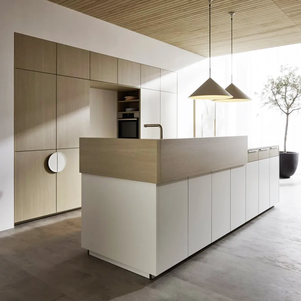 Cocina alemana a medida en gris cemento con madera y estanterías abiertas expuesta en el showroom Per Sé Küchen Madrid Sagasta