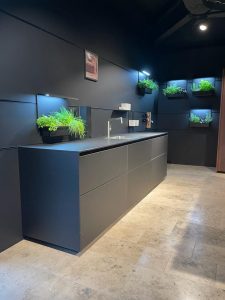 Cocina alemana a medida con frente en color verde oscuro mate de Per Sé Küchen