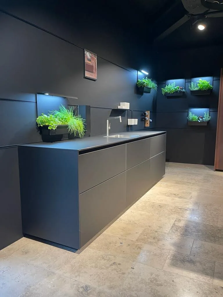 Cocina alemana a medida con frente en color verde oscuro mate de Per Sé Küchen