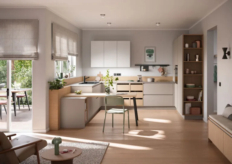 Cocina alemana sostenible en tonos beige y madera natural, abierta al salón, con estantería de almacenaje visible y luz natural