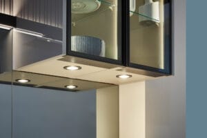 Detalle de cocina moderna con luz funcional integrada bajo los muebles