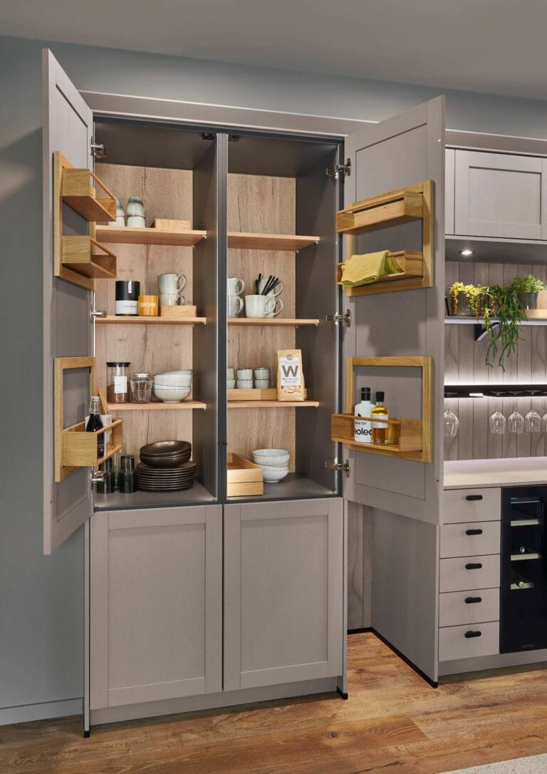 Soluciones de almacenamiento en la cocina integradas, cajones amplios y muebles columna