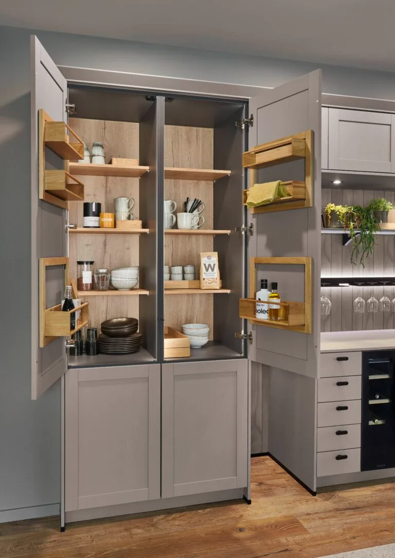 Soluciones de almacenamiento en la cocina integradas, cajones amplios y muebles columna